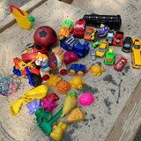 Vand multe jucarii pentru copii